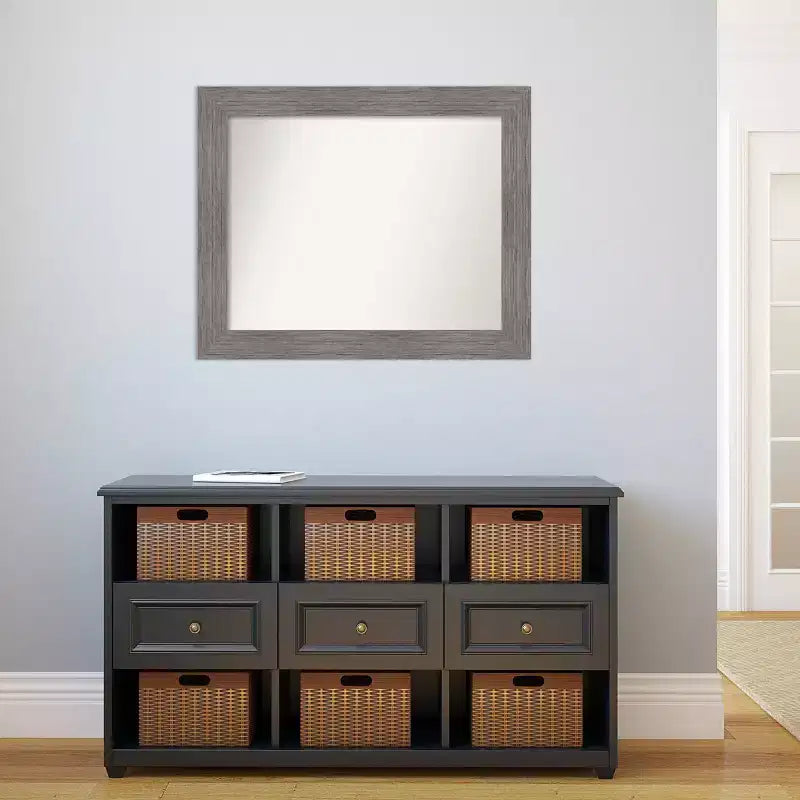 Specchio da parete grigio a doghe gessate Amanti Art 34" x 28" senza smussatura: Rettangolare moderno, include l'hardware di montaggio