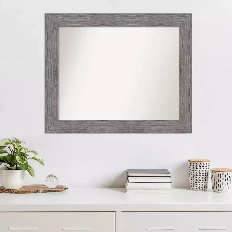 Specchio da parete grigio a doghe gessate Amanti Art 34" x 28" senza smussatura: Rettangolare moderno, include l'hardware di montaggio