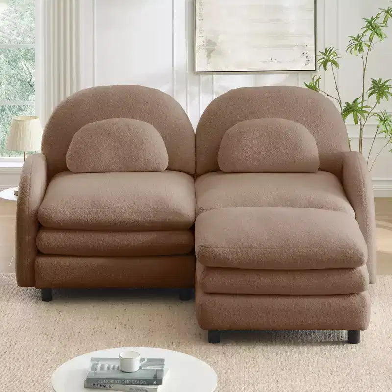 Moderno divano componibile a 2 posti rivestito in tessuto Teddy con cuscini lombari e pouf | Beige / Cammello / Verde / Arancione