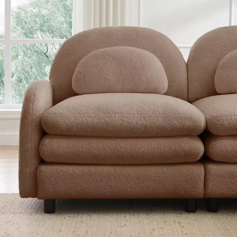 Moderno divano componibile a 2 posti rivestito in tessuto Teddy con cuscini lombari e pouf | Beige / Cammello / Verde / Arancione
