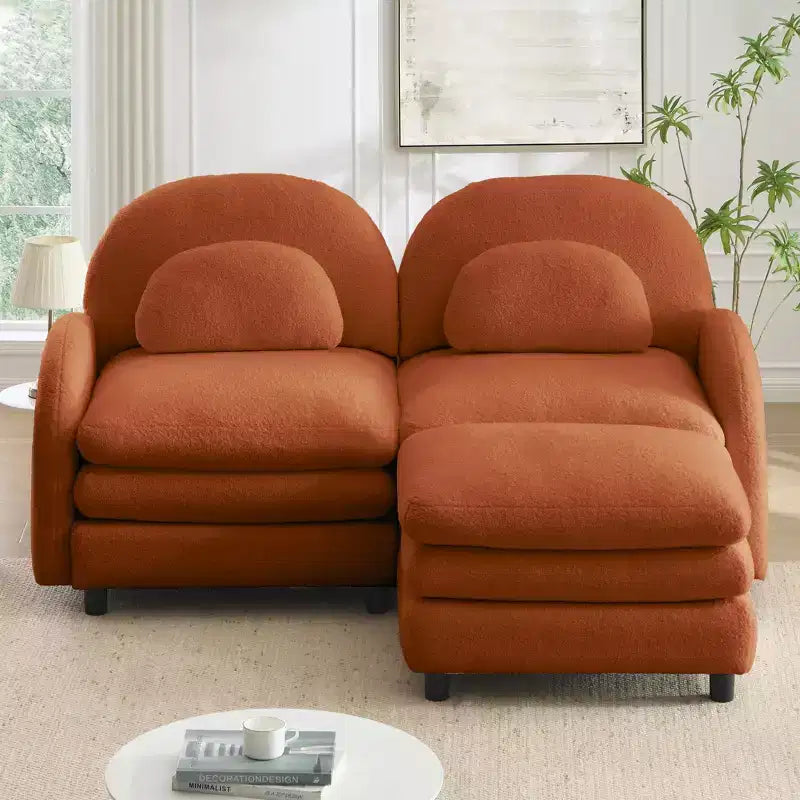 Moderno divano componibile a 2 posti rivestito in tessuto Teddy con cuscini lombari e pouf | Beige / Cammello / Verde / Arancione