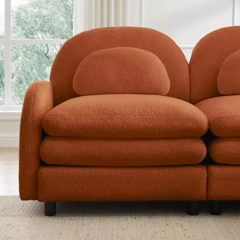 Moderno divano componibile a 2 posti rivestito in tessuto Teddy con cuscini lombari e pouf | Beige / Cammello / Verde / Arancione