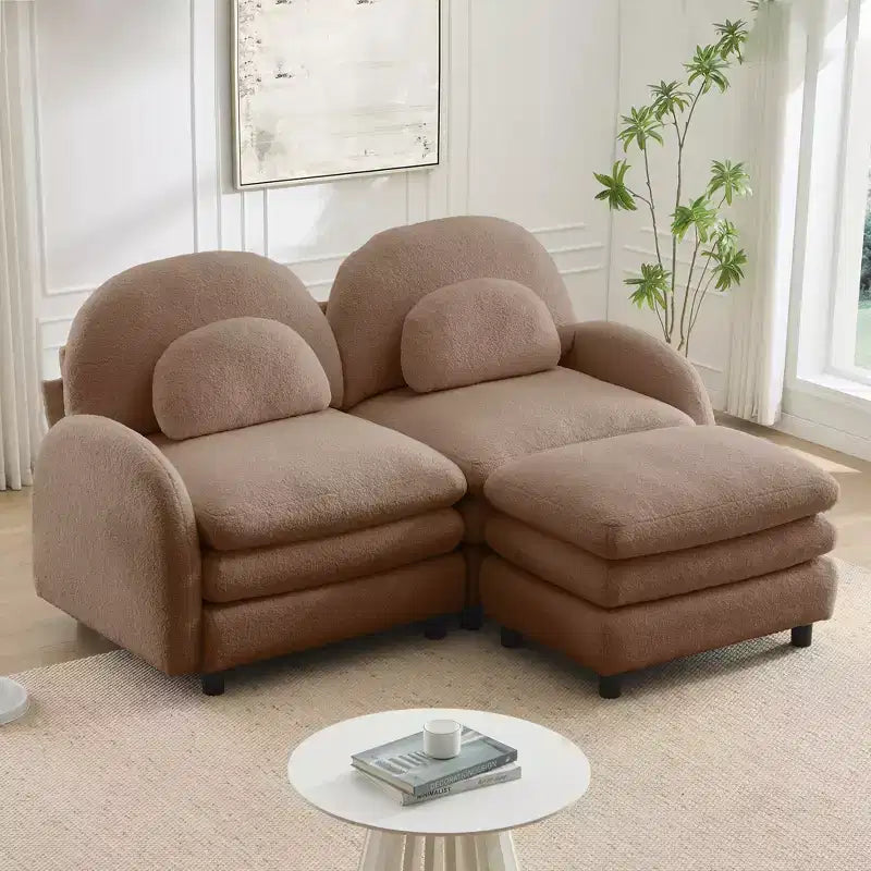 Moderno divano componibile a 2 posti rivestito in tessuto Teddy con cuscini lombari e pouf | Beige / Cammello / Verde / Arancione