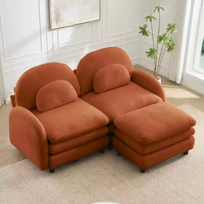 Moderno divano componibile a 2 posti rivestito in tessuto Teddy con cuscini lombari e pouf | Beige / Cammello / Verde / Arancione