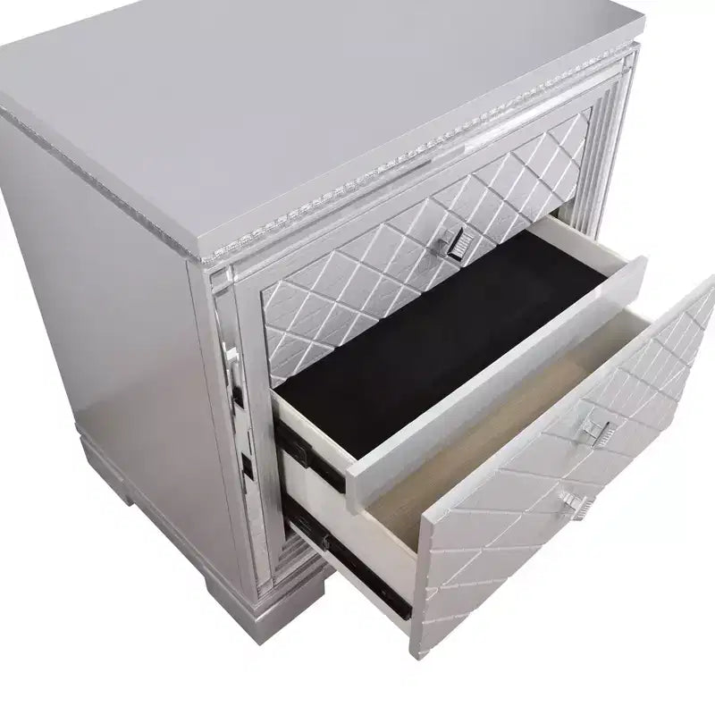 Comodino a 2 cassetti Tenaya con cassetto nascosto e porte USB Argento - HOMES: Inside + Out