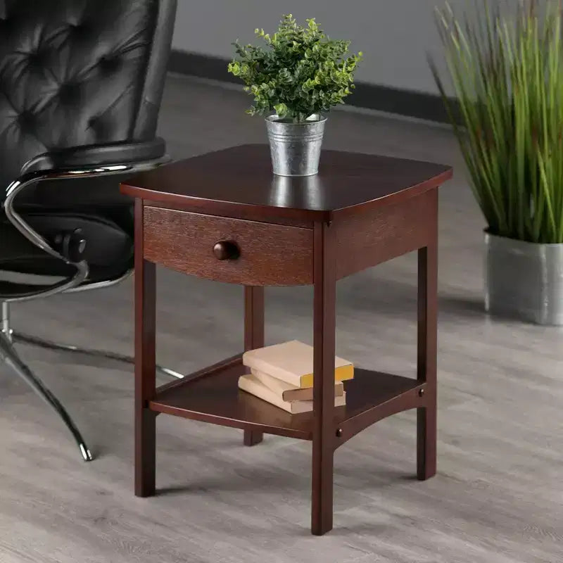 Tavolino Winsome End in noce: struttura in legno massello, piano in MDF, tavolino rettangolare con ripiano e cassetto