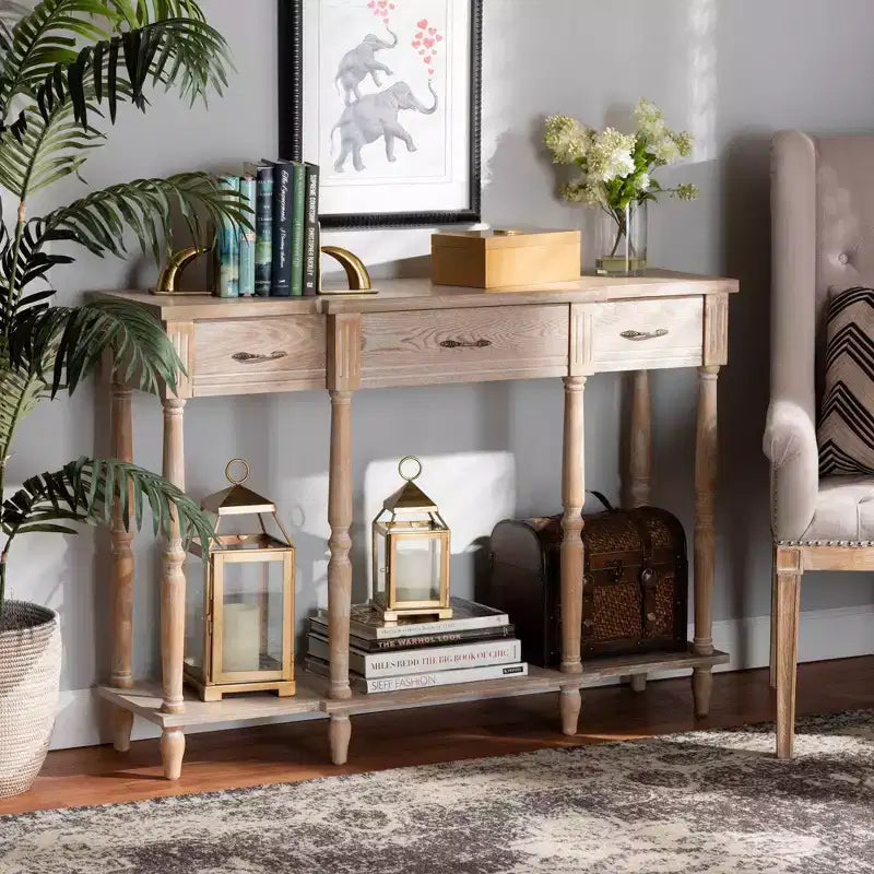 Hallan Wood Consolle 3 Cassetti Rovere Marrone - Baxton Studio: Sbiancato, Maniglie color Oro Antico, Ripiano Inferiore
