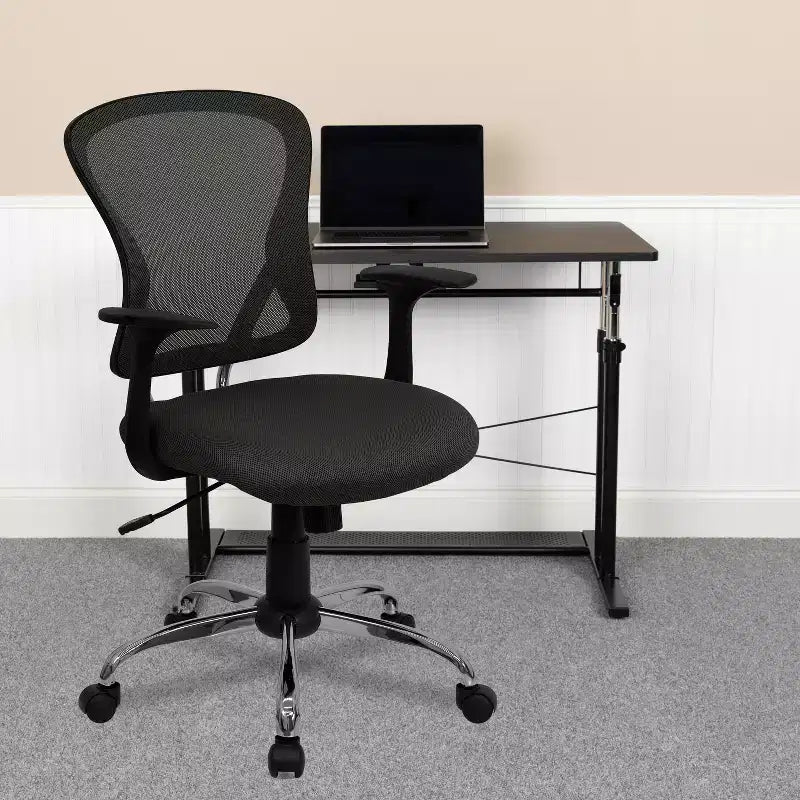 Sedia da ufficio girevole Flash Furniture con schienale medio in mesh, base e braccioli cromati