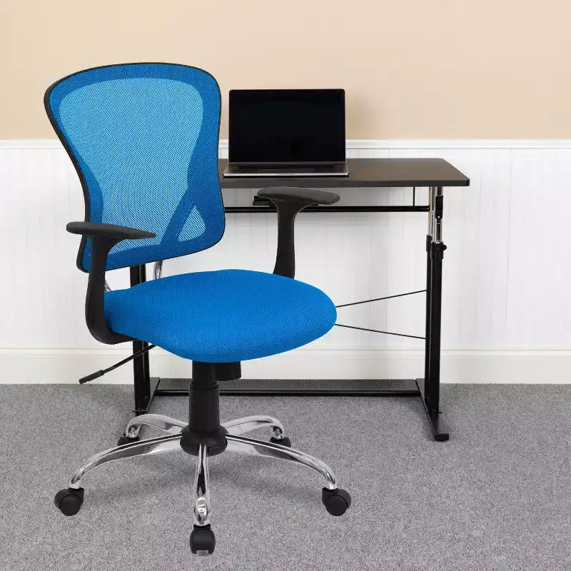 Sedia da ufficio girevole Flash Furniture con schienale medio in mesh, base e braccioli cromati