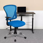 Sedia da ufficio girevole Flash Furniture con schienale medio in mesh, base e braccioli cromati