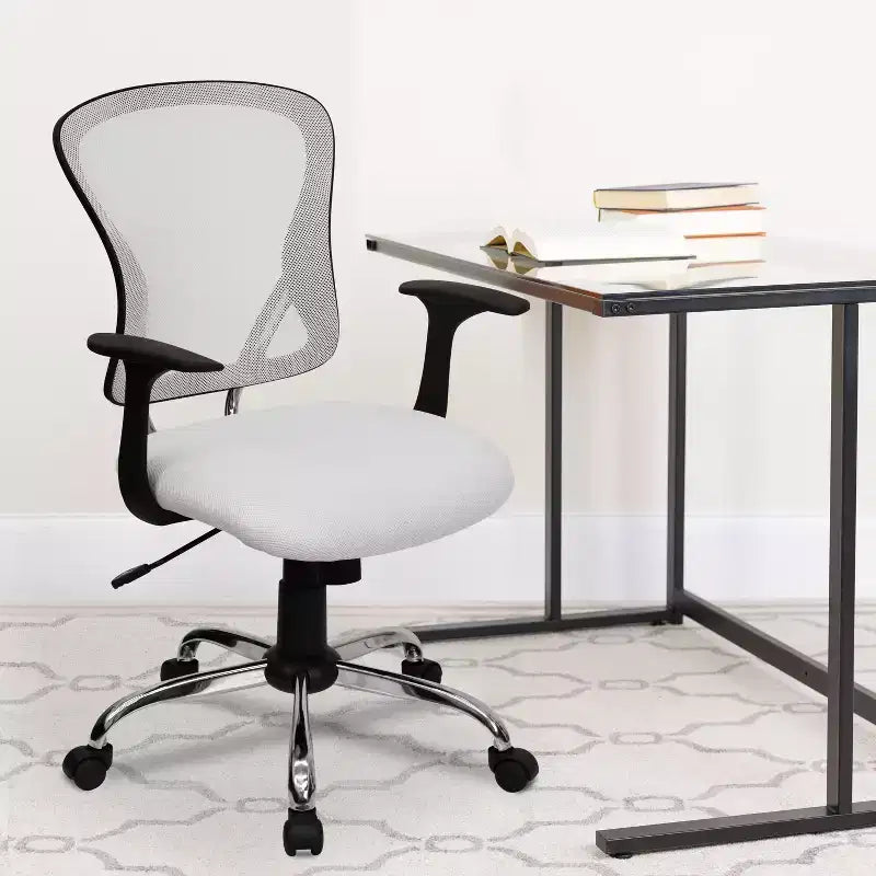Sedia da ufficio girevole Flash Furniture con schienale medio in mesh, base e braccioli cromati