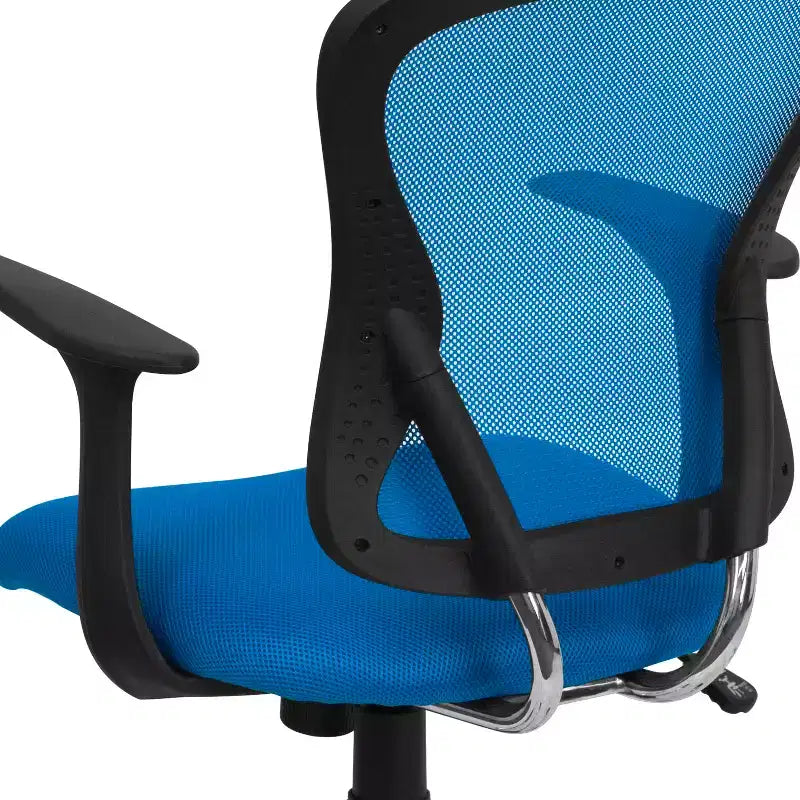 Sedia da ufficio girevole Flash Furniture con schienale medio in mesh, base e braccioli cromati