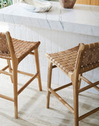 Sgabello da bancone in teak con cinghie in pelle e schienale